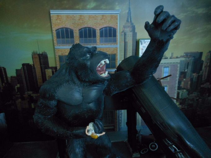 Because he can rotate a bit, I posed the Kong model in such a way that it is easier to see his defiant stance with his fist raised and the Empire State Building looming in the background.